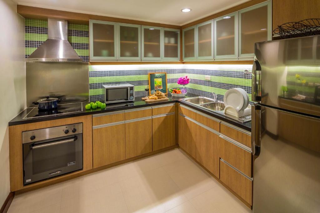 Discovery Suites Manila, Philippines的厨房或小厨房