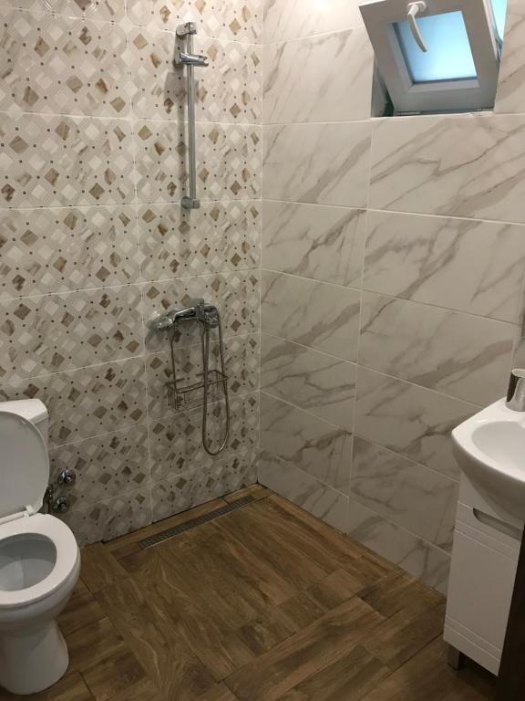 A bathroom at dpatina