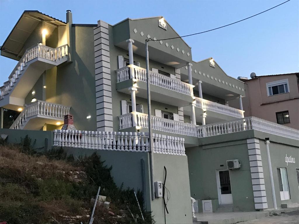 un edificio con balcones blancos en su lateral en dpatina en Skala Marion