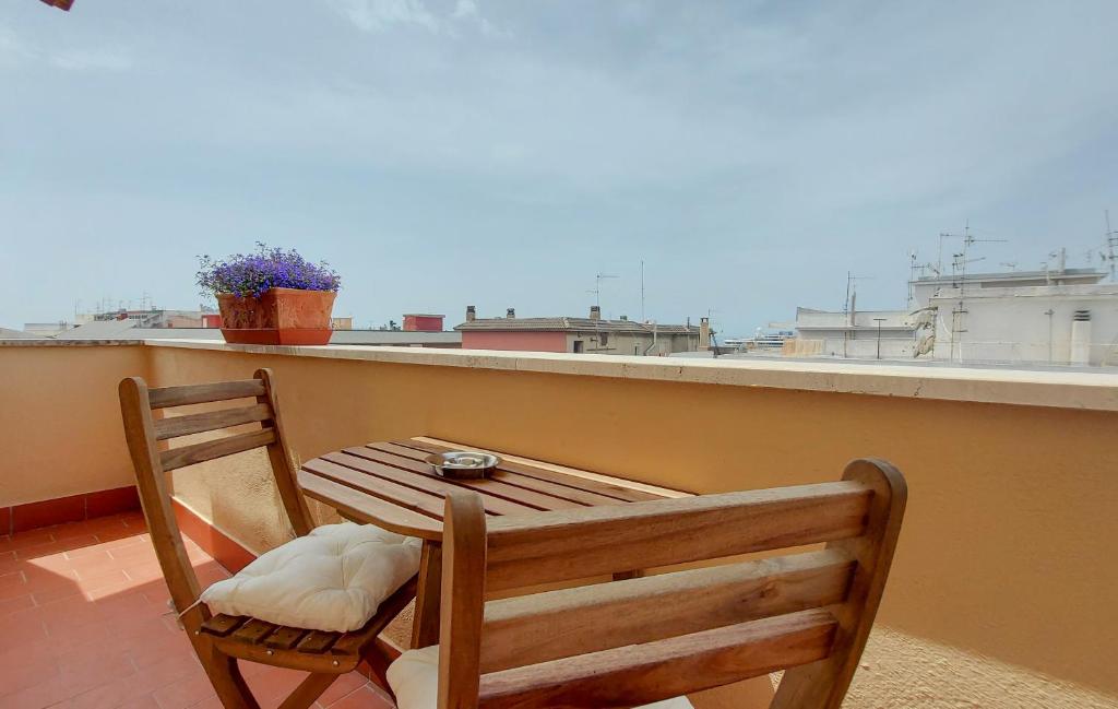 einen Tisch und einen Stuhl auf einem Balkon mit Aussicht in der Unterkunft CORSO MARCONI HOUSE in Civitavecchia