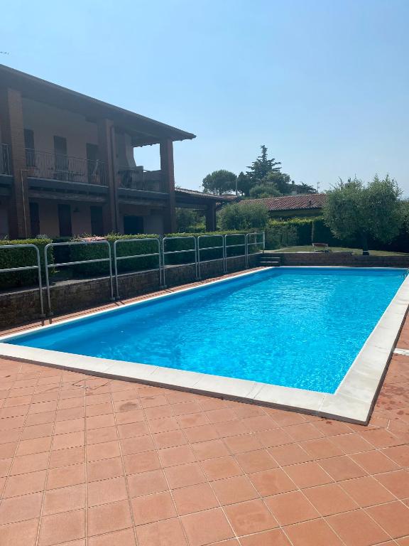 Бассейн в Apartment with swimming pool in Manerba del Garda или поблизости