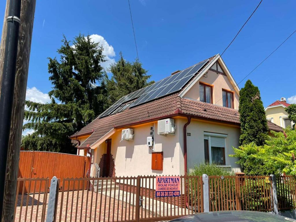 een huis met zonnepanelen op het dak bij Csillám vendégház in Hajdúszoboszló