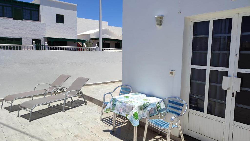 a patio with a table and chairs on a balcony at Casa Luisi in Playa Honda