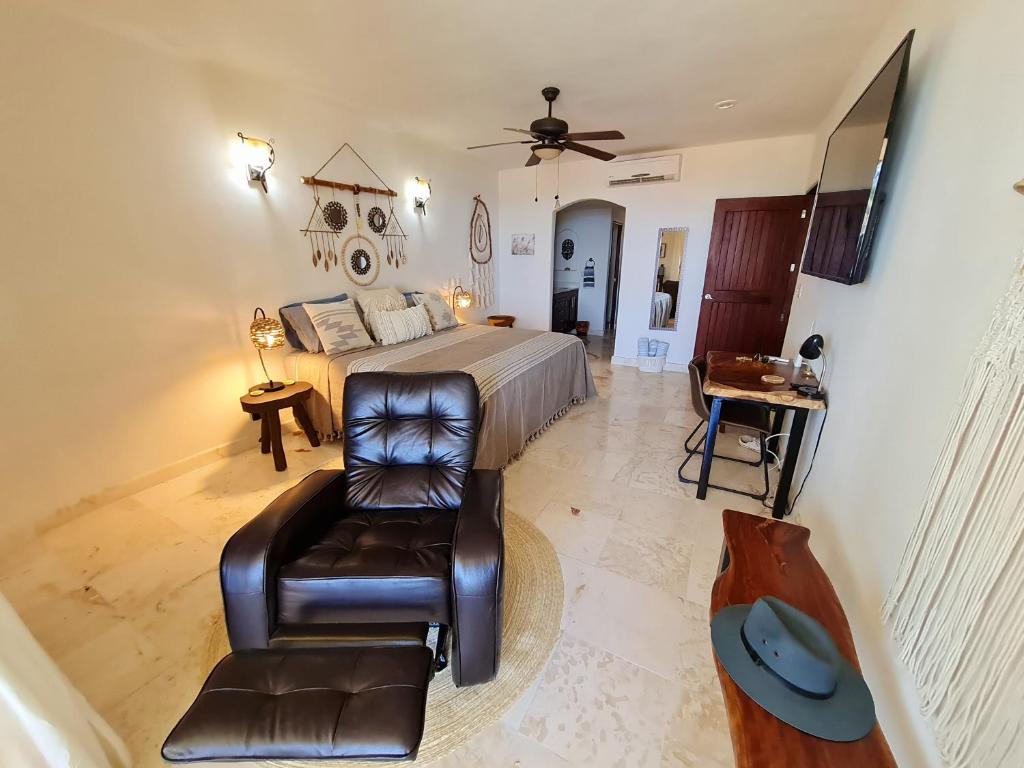 TV a/nebo společenská místnost v ubytování STYLISH OCEANFRONT CONDO with POOL