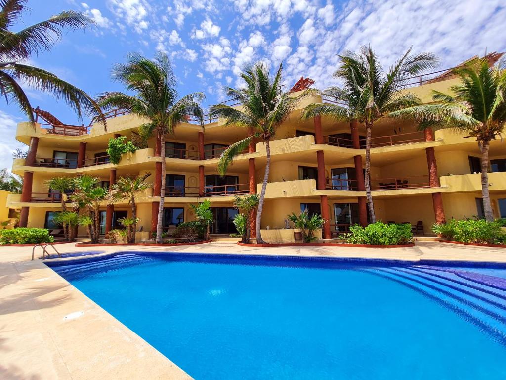 Bazén v ubytování STYLISH OCEANFRONT CONDO with POOL nebo v jeho okolí