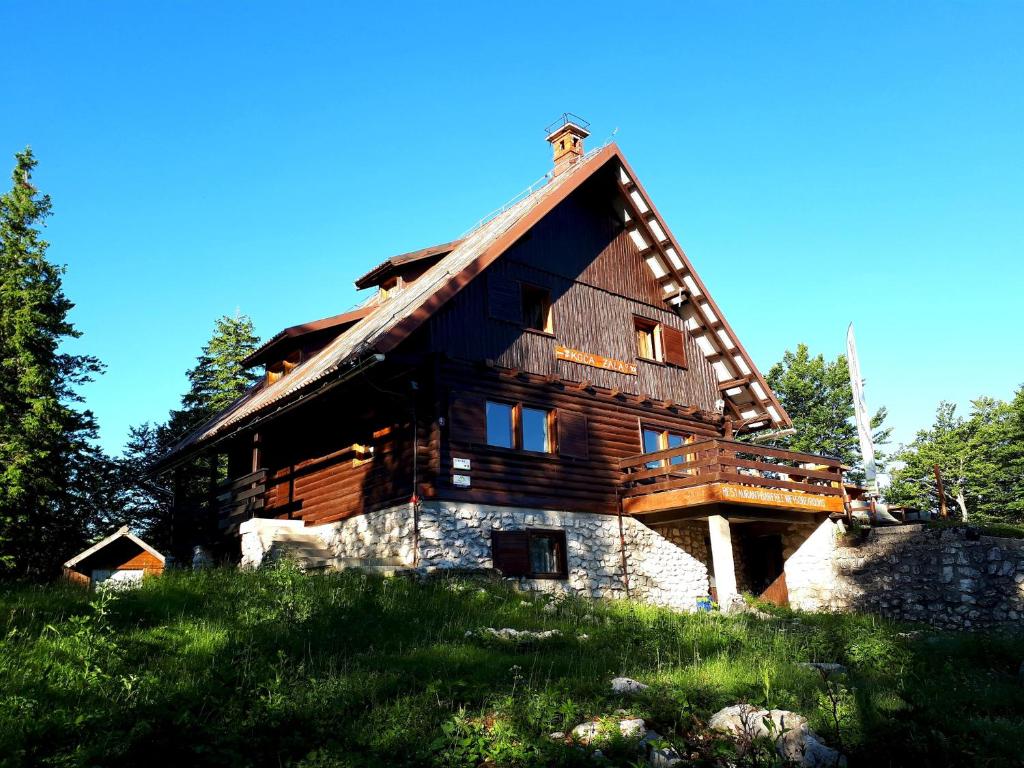 ein großes Holzhaus auf einem Hügel in der Unterkunft Chalet Zala at Vogel mountain - cable car access or hiking - not reachable with car in Ukanc