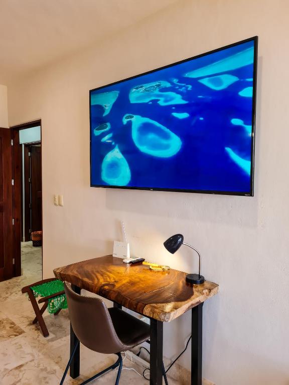 TV a/nebo společenská místnost v ubytování STYLISH OCEANFRONT CONDO with POOL