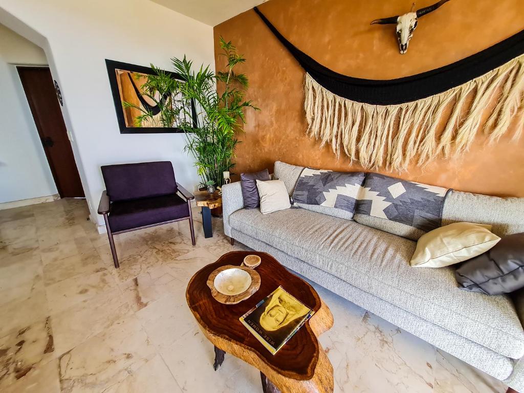 Posezení v ubytování STYLISH OCEANFRONT CONDO with POOL