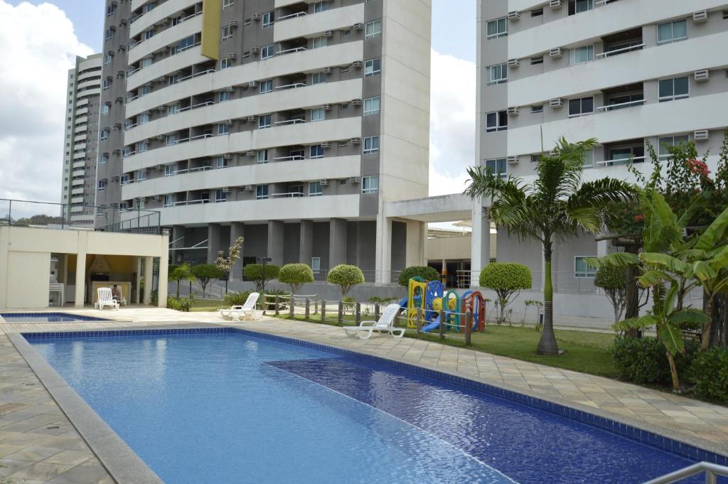 an empty swimming pool in front of a building at Apartamentos Verano in Natal