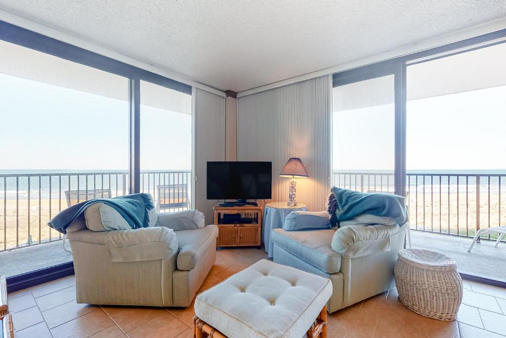 Una sala de estar con dos sillas y un televisor de pantalla plana. en Sea Colony --- 401 Dover House, en Bethany Beach