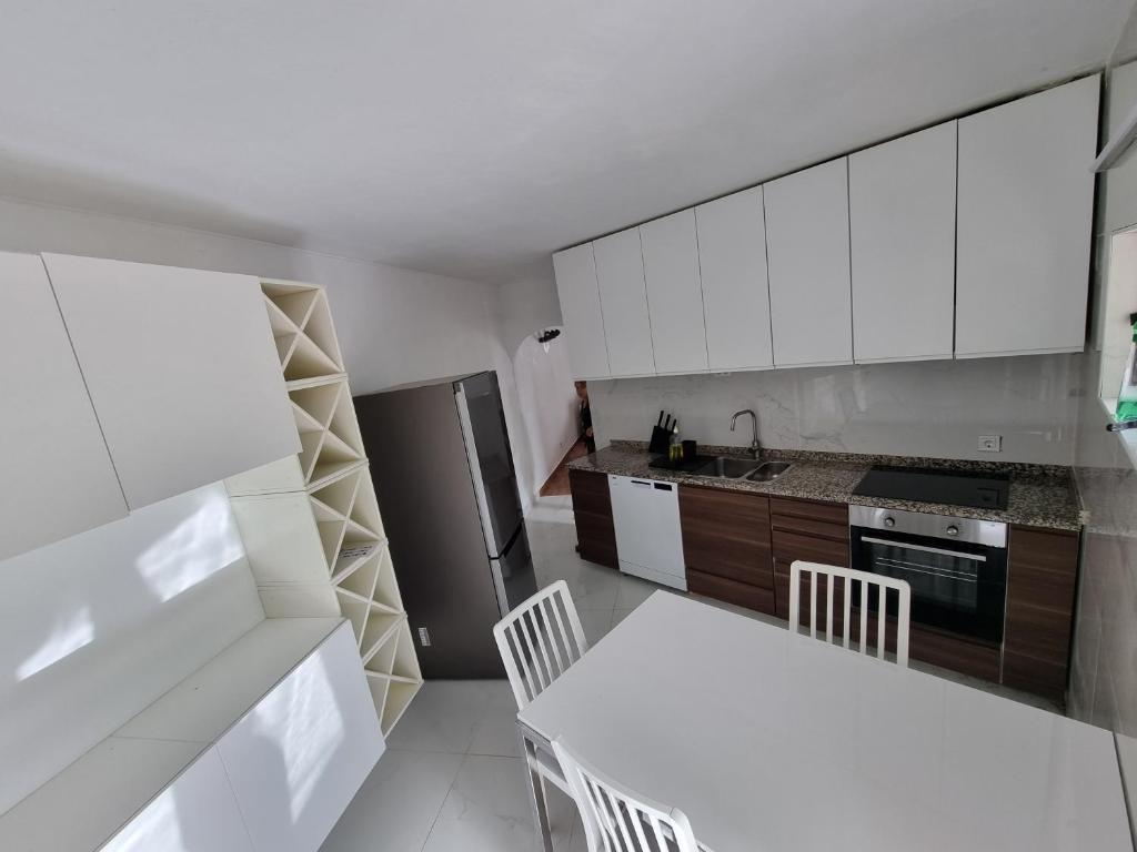 Kuchyň nebo kuchyňský kout v ubytování AAA T2 Awesome Albufeira Apartments Piscina Marina