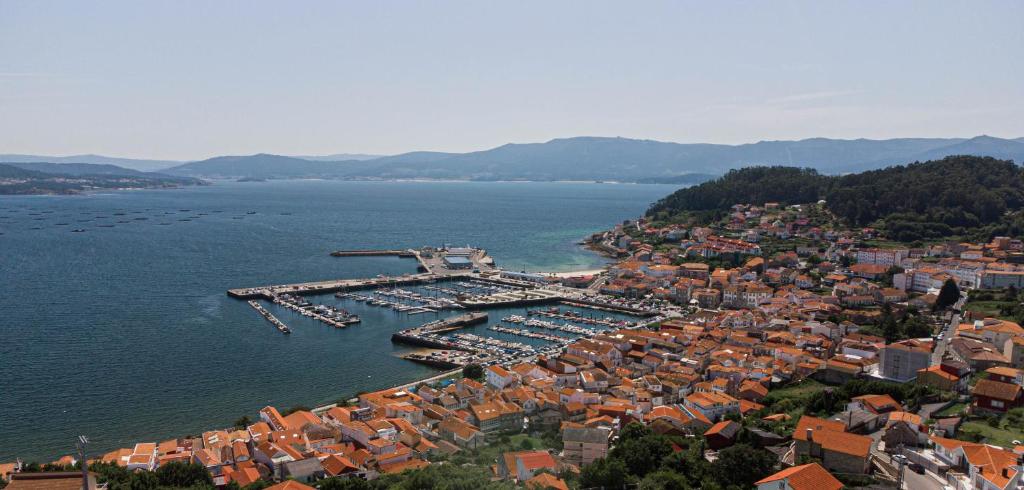una vista aérea de una ciudad y un puerto en Casa en Muros con preciosas vistas al mar, en Muros