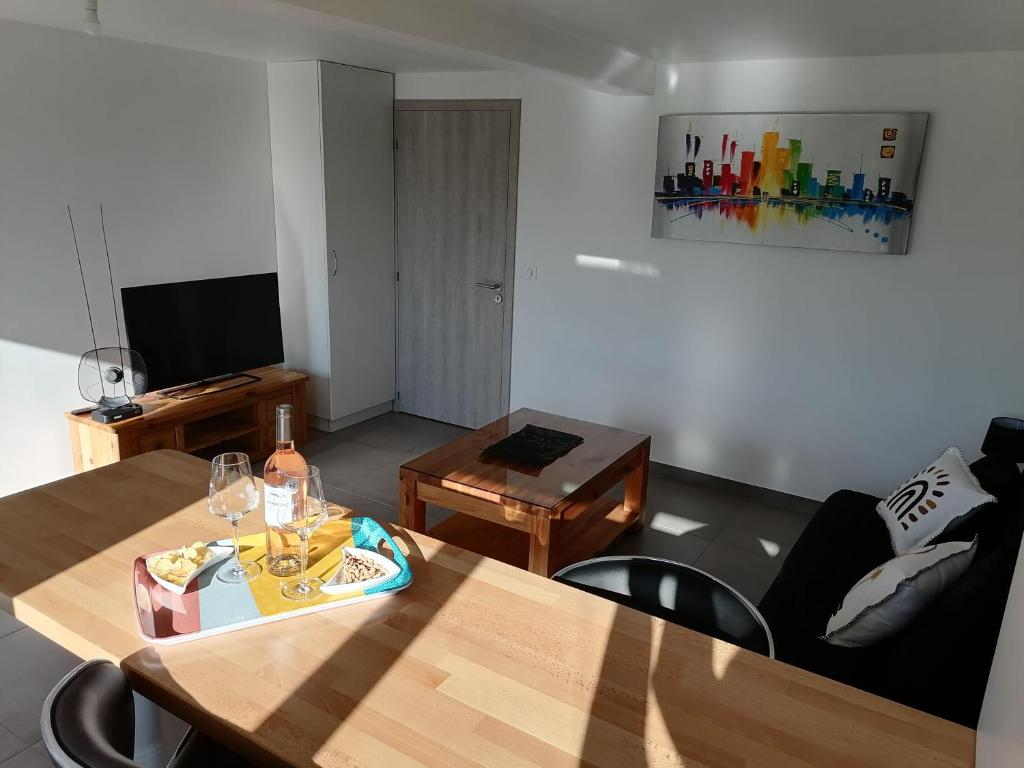 ein Wohnzimmer mit einem Tisch und einem Sofa in der Unterkunft les vignes in Villaz