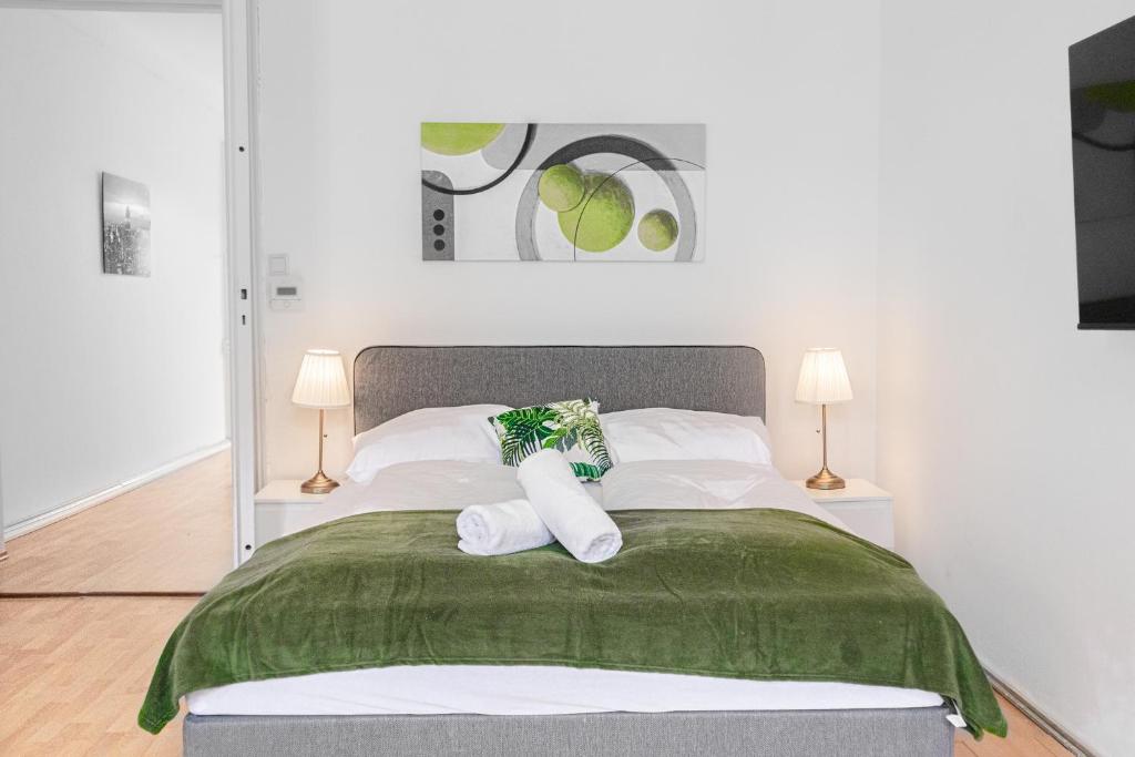 Posteľ alebo postele v izbe v ubytovaní Pleasing 2BR Apt. AKH-Perfect for Groups