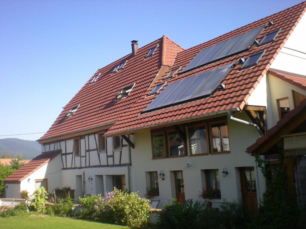 una casa con paneles solares en el techo en Le Pressoir des 4 Saisons, en Berrwiller