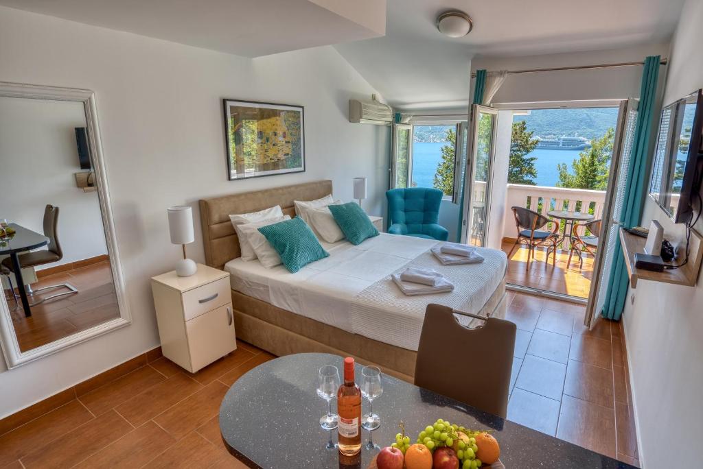 um quarto com uma cama e uma mesa com frutas em Apartment Elegant em Kotor