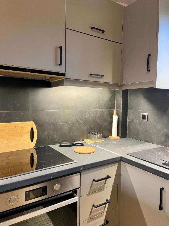 Kuchyňa alebo kuchynka v ubytovaní Cozy flat elix