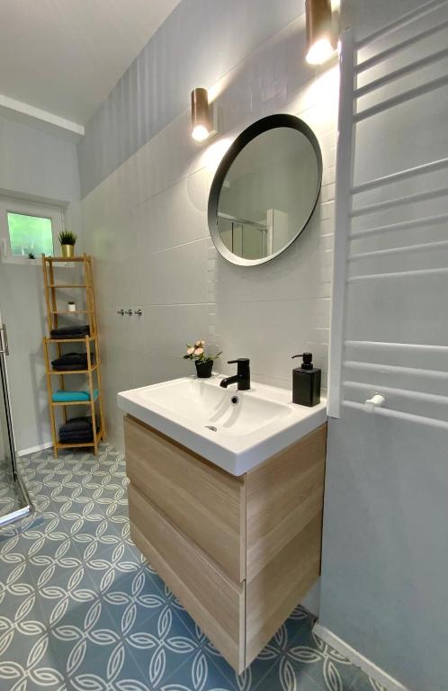 Kúpeľňa v ubytovaní IstEni apartman Zamárdi, akár 12 fő! Balaton