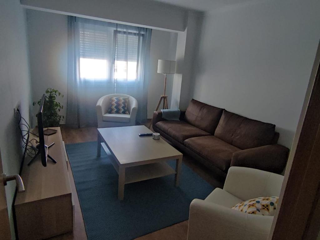 sala de estar con sofá y mesa de centro en Piso centrico y tranquilo, en Vigo