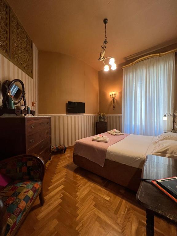 ナポリにあるB&B Michelangeloのベッドルーム1室(ベッド1台、テーブル、窓付)
