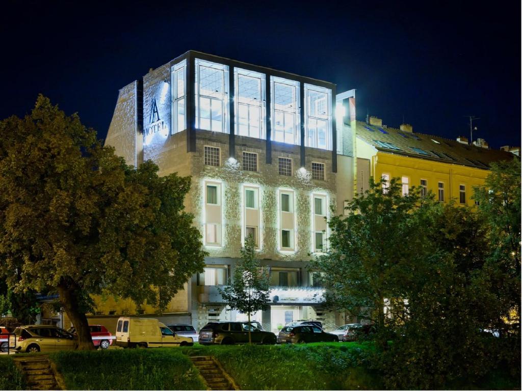 um edifício alto com muitas janelas em A-Austerlitz Hotel em Brno