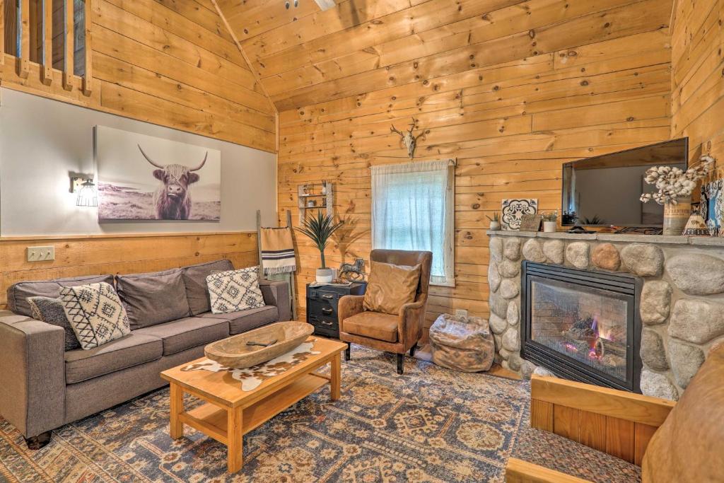 Cozy Retreat with Porch and Double JJ Resort Access!, Rothbury – Updated  2024 Prices