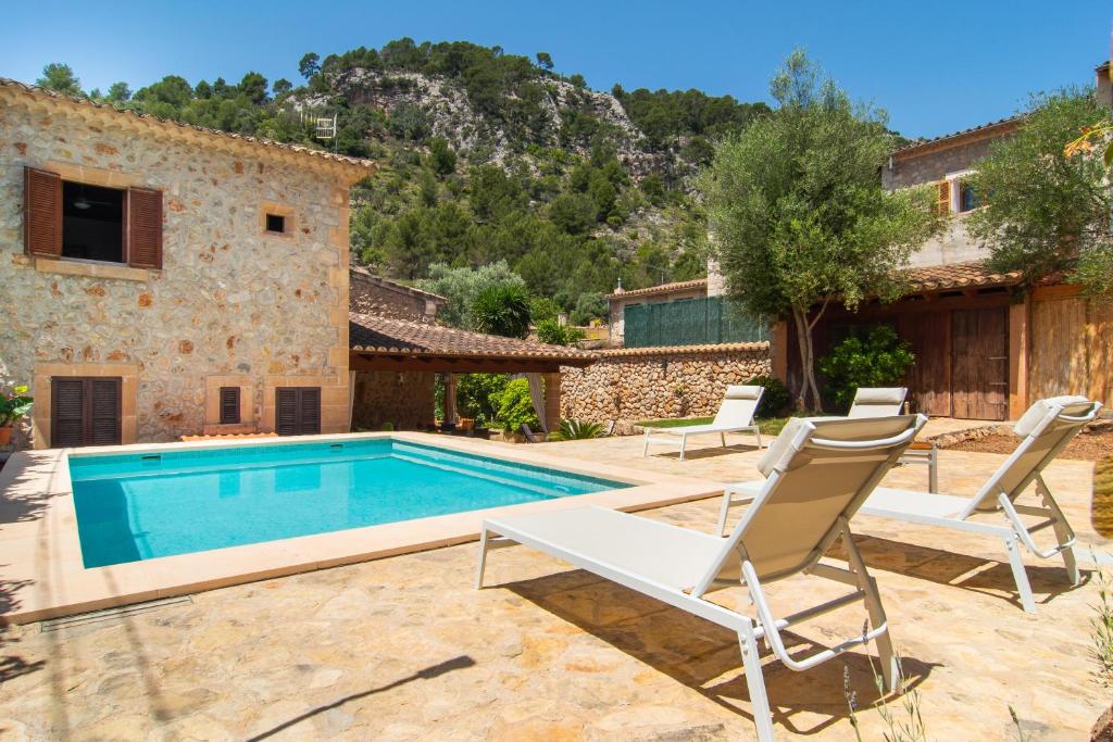 Villa con piscina frente a una casa en Fabulous Rural House with views to the mountains with swimming pool, en Caimari