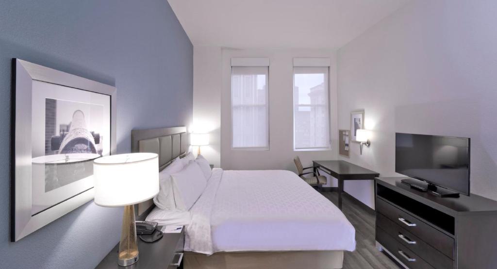 Candlewood Suites Baltimore - Inner Harbor, an IHG Hotel - One-Bedroom King Room With Hearing Accessible Tran Shower