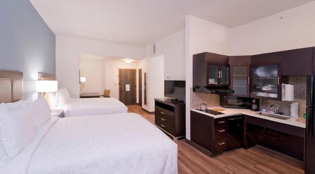 Candlewood Suites Baltimore - Inner Harbor, an IHG Hotel - Queen Studio Suite With Two Queen Beds - Mobility Access Tran Shower/Non-Smoking