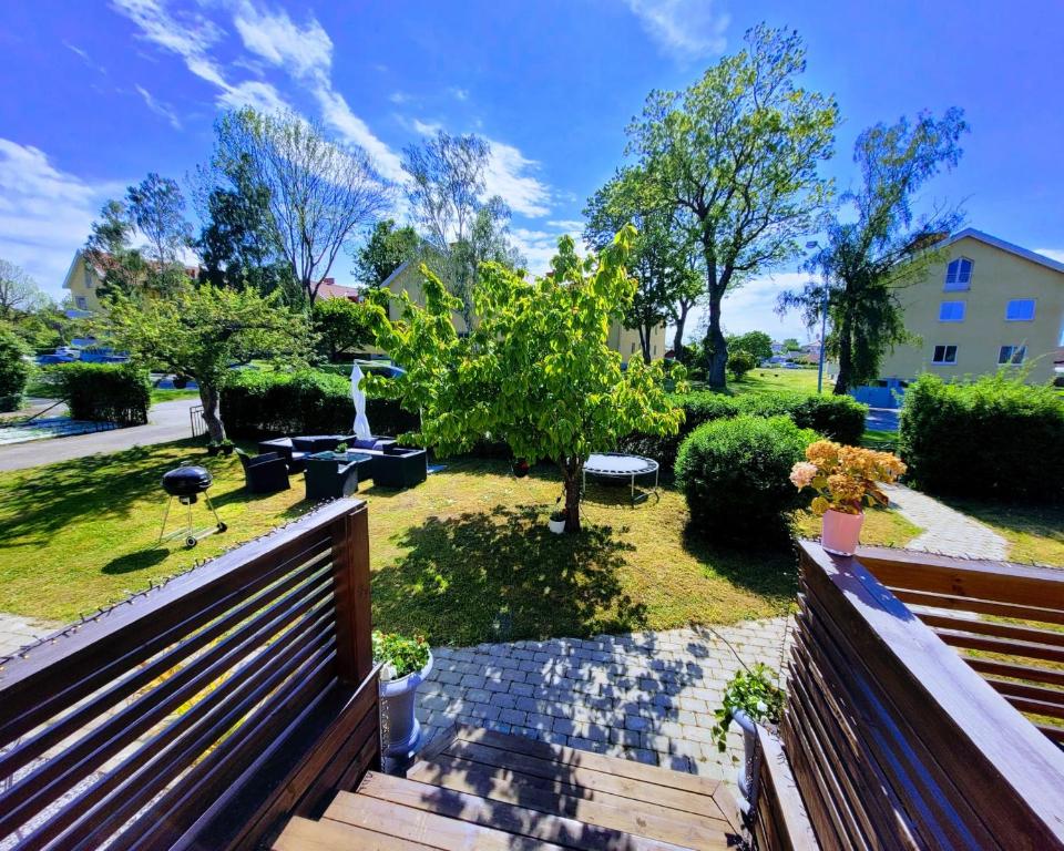 a backyard with a wooden fence and a garden at lägenhet i Borgholms villa in Borgholm