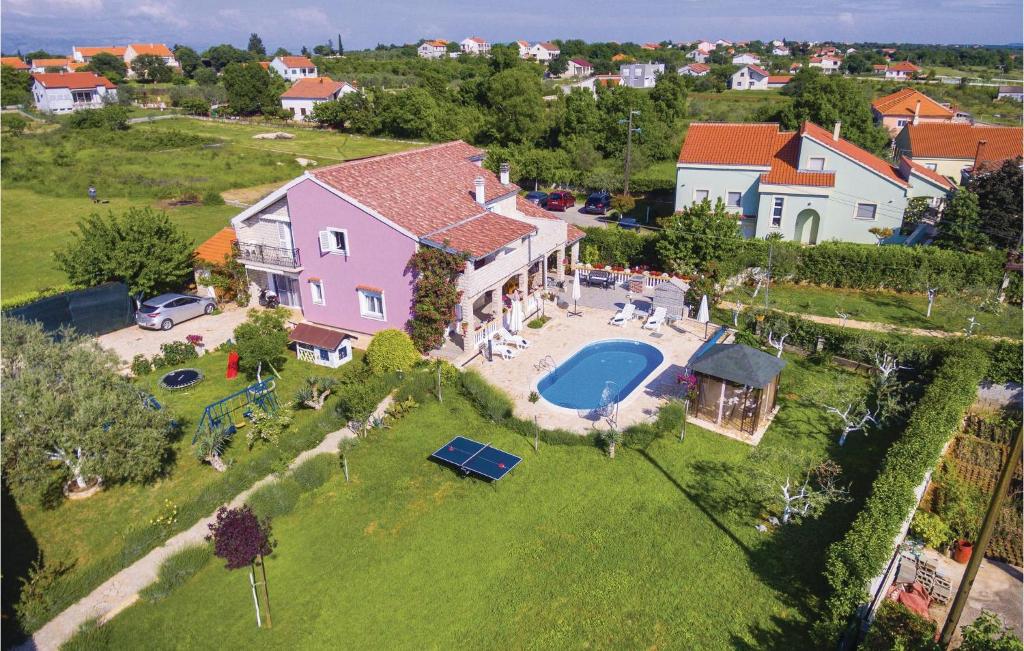 una vista aérea de una casa con piscina en 6 Bedroom Pet Friendly Home In Policnik, en Poličnik