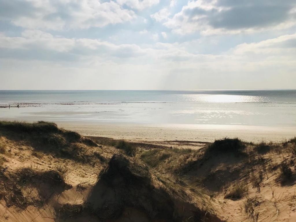a view of the ocean from a sandy beach at Le ROS ÉDEN in Saint-Hilaire-de-Riez