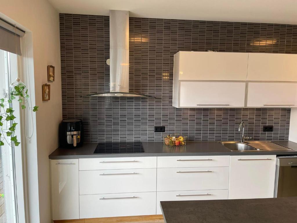 Kuchyň nebo kuchyňský kout v ubytování Spacious 3BR Condo near Blue lagoon 15M Airport 9M