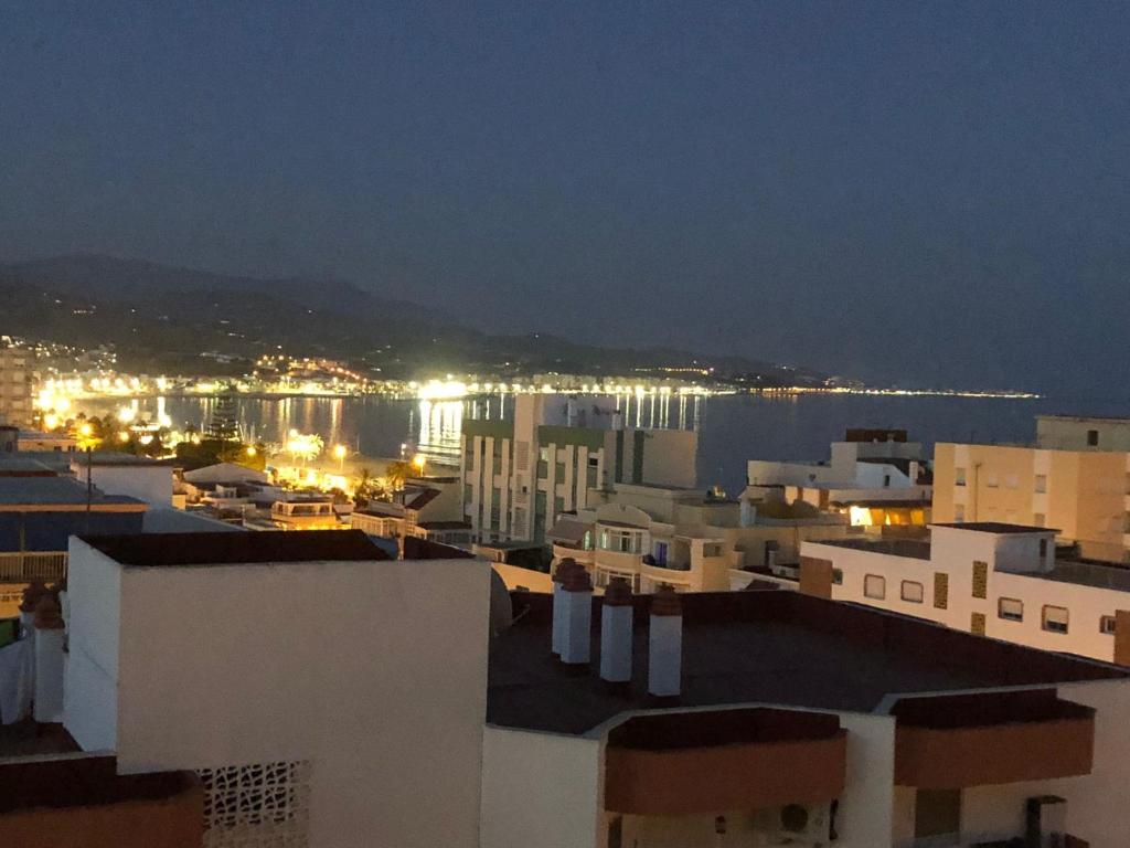 uma vista da cidade à noite em Estudio cerca de la playa 3 em Málaga