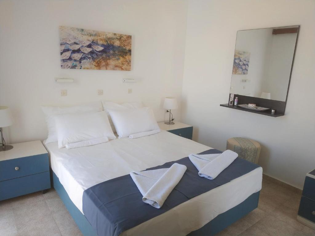 Postel nebo postele na pokoji v ubytování Hotel Narkissos