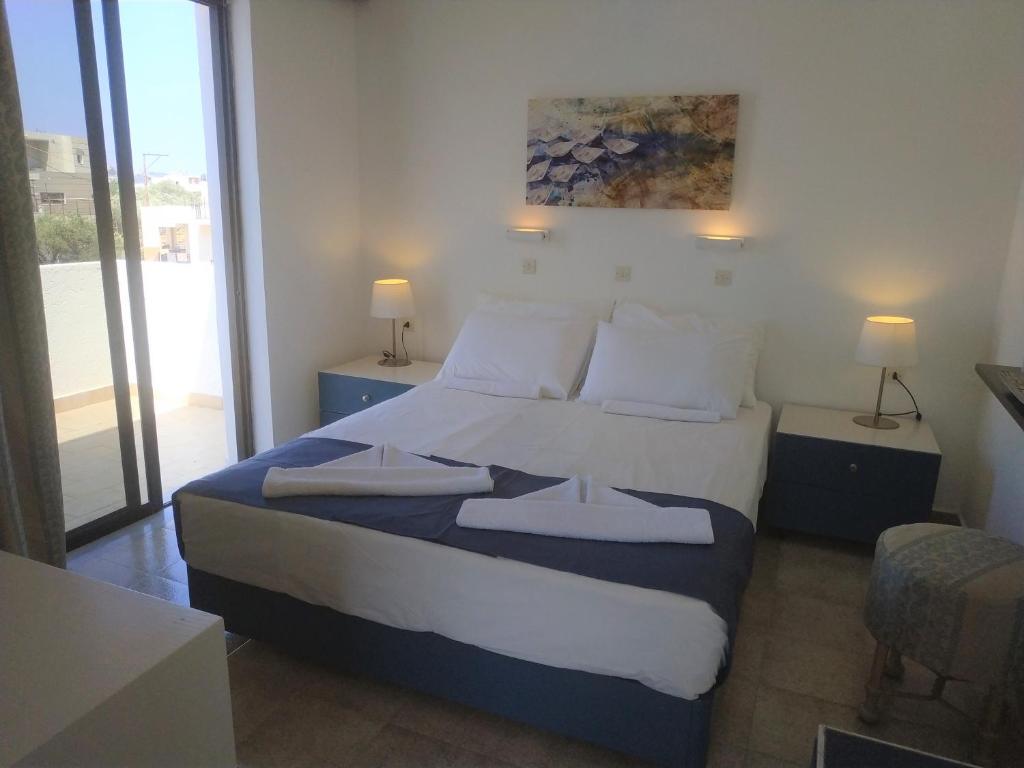 Ένα ή περισσότερα κρεβάτια σε δωμάτιο στο Hotel Narkissos 