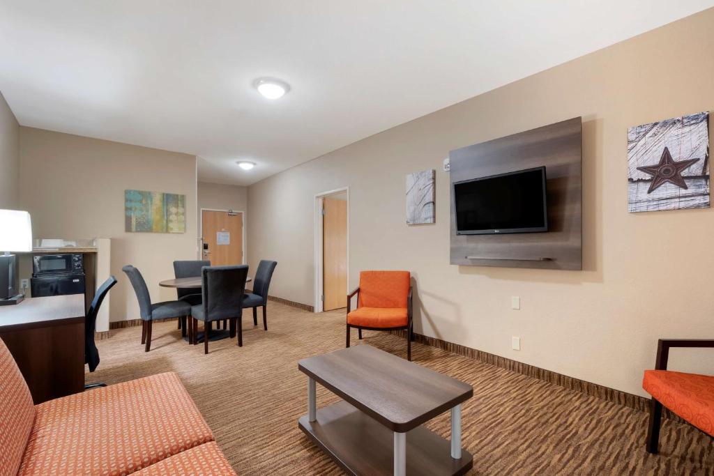 Best Western Plus DFW Airport Suites - Suite With One King Bed And Sofa Bed - Non Smoking