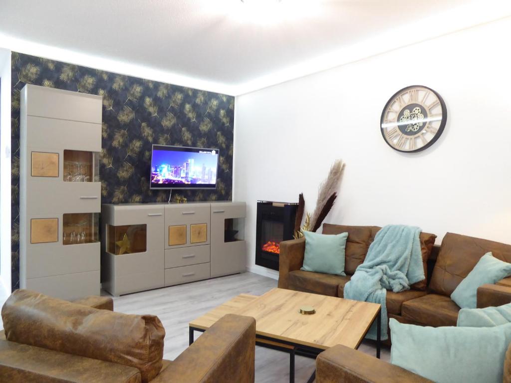 TV a/nebo společenská místnost v ubytování Glamory Winterberg Ferienwohnung Pool Sauna Wifi 6 Personen near Bikepark Balkon PS4