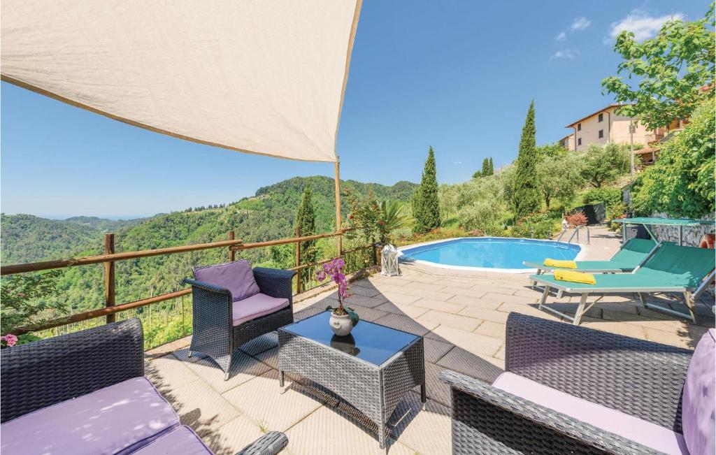 FibbiallaにあるMiglianoのパティオ(椅子付)、プールの景色を望めます。