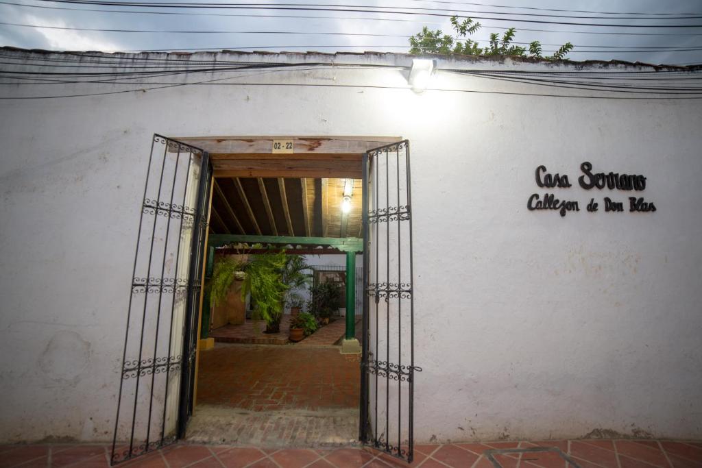 un accès à un bâtiment avec une porte ouverte dans l'établissement Casa Serrano - Callejón de Don Blas, à Mompós