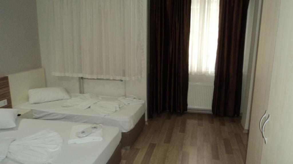 una camera d'albergo con due letti e una finestra di Kadikoy Bade 3 Hotel a Istanbul