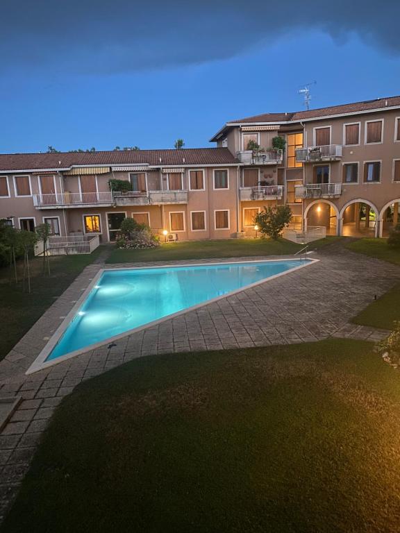 The swimming pool at or close to Oasi
