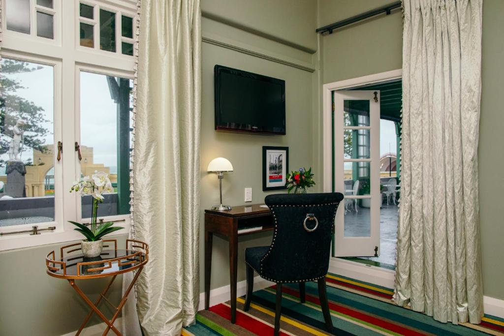 TV a/nebo společenská místnost v ubytování Art Deco Masonic Hotel