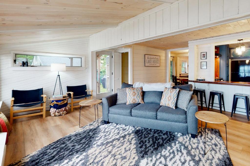 Posezení v ubytování Dark Harbour Cottage