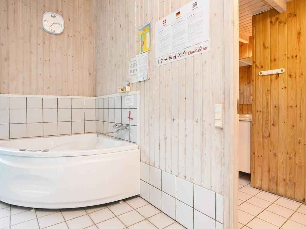 Koupelna v ubytování 10 person holiday home in Hjørring-By Traum