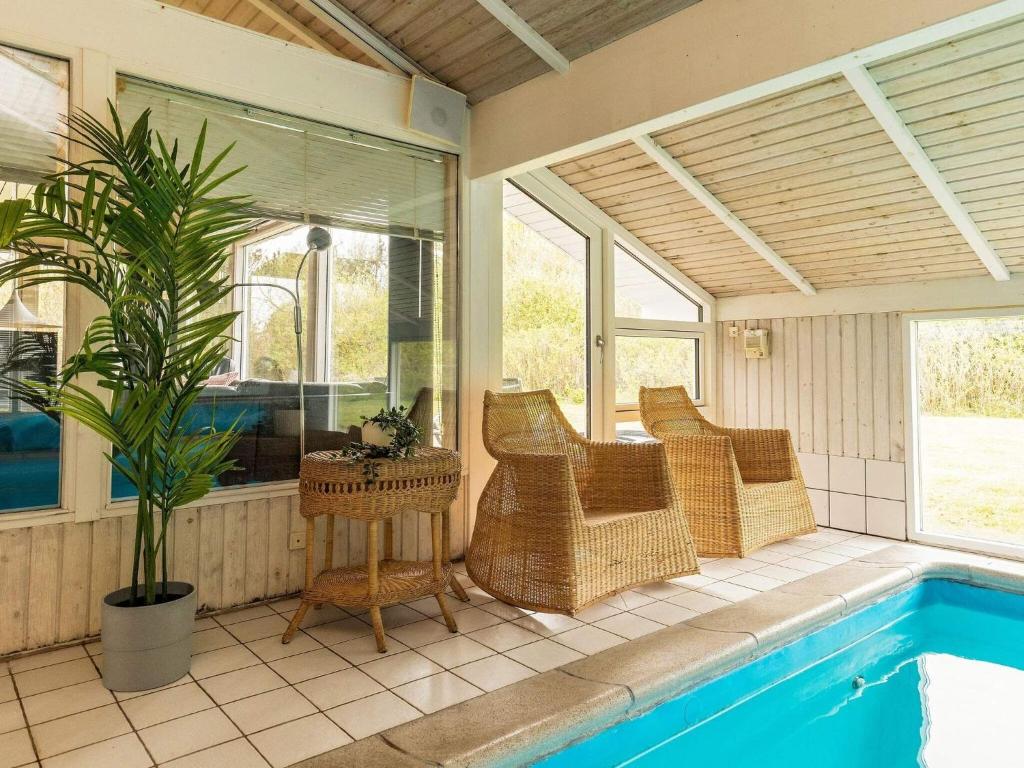 Bazén v ubytování 10 person holiday home in Hjørring-By Traum nebo v jeho okolí