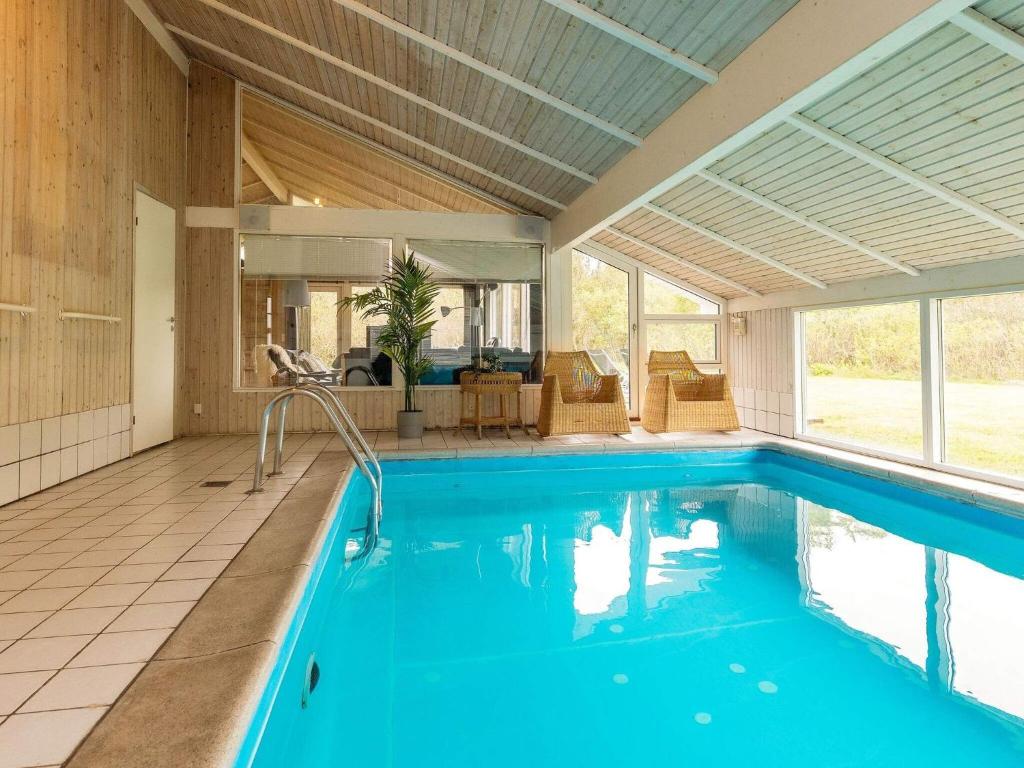 Bazén v ubytování 10 person holiday home in Hjørring-By Traum nebo v jeho okolí