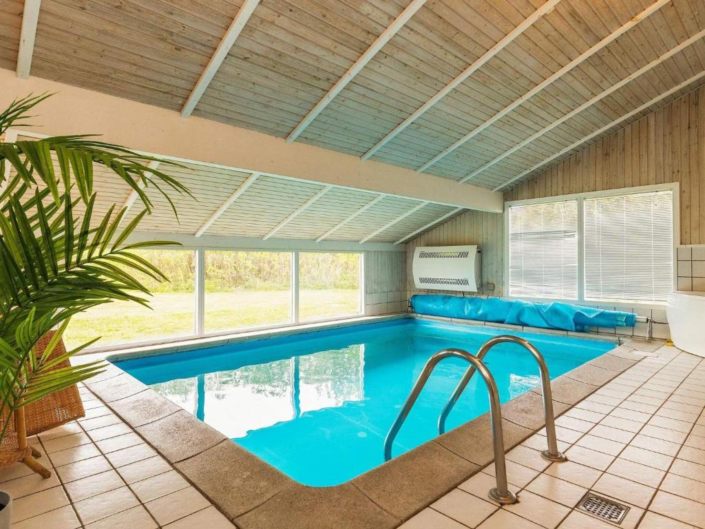 Bazén v ubytování 10 person holiday home in Hjørring-By Traum nebo v jeho okolí