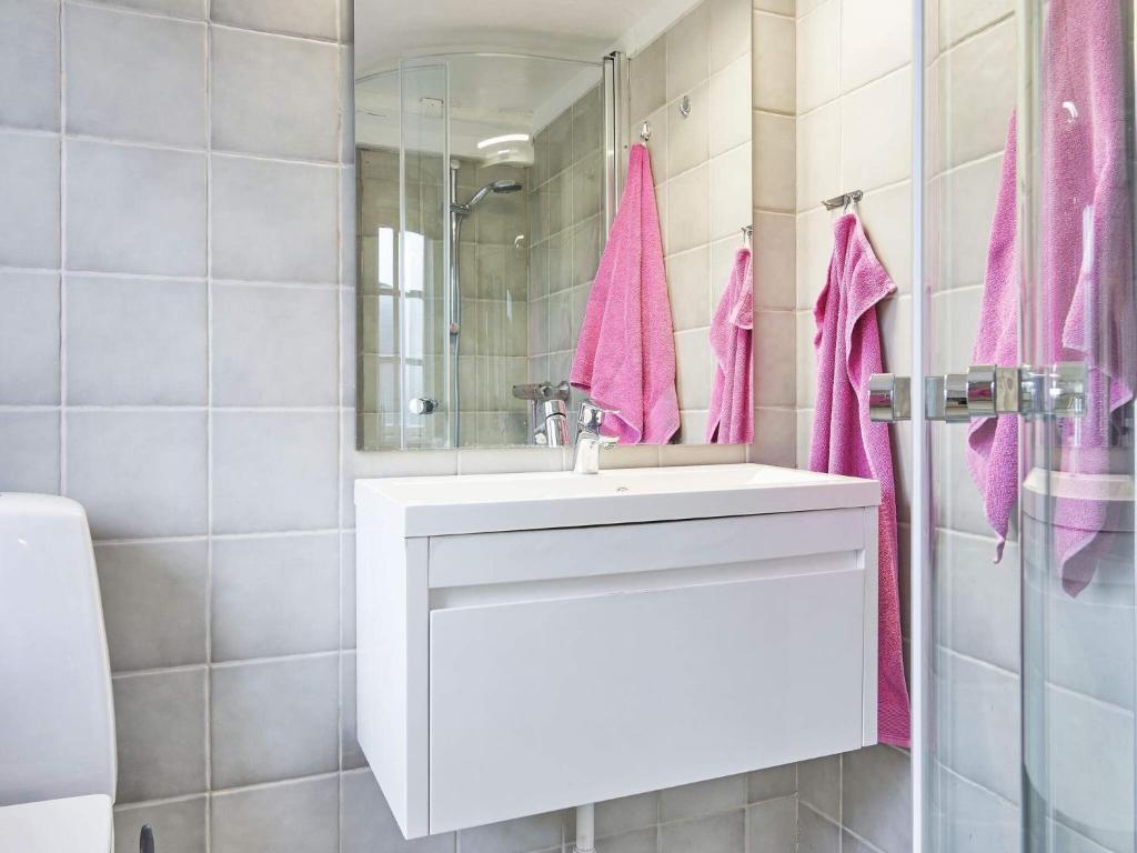 Koupelna v ubytování Holiday home Aakirkeby IX