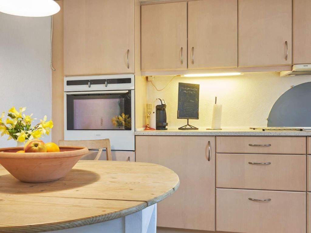 Kuchyň nebo kuchyňský kout v ubytování Holiday home Aakirkeby IX